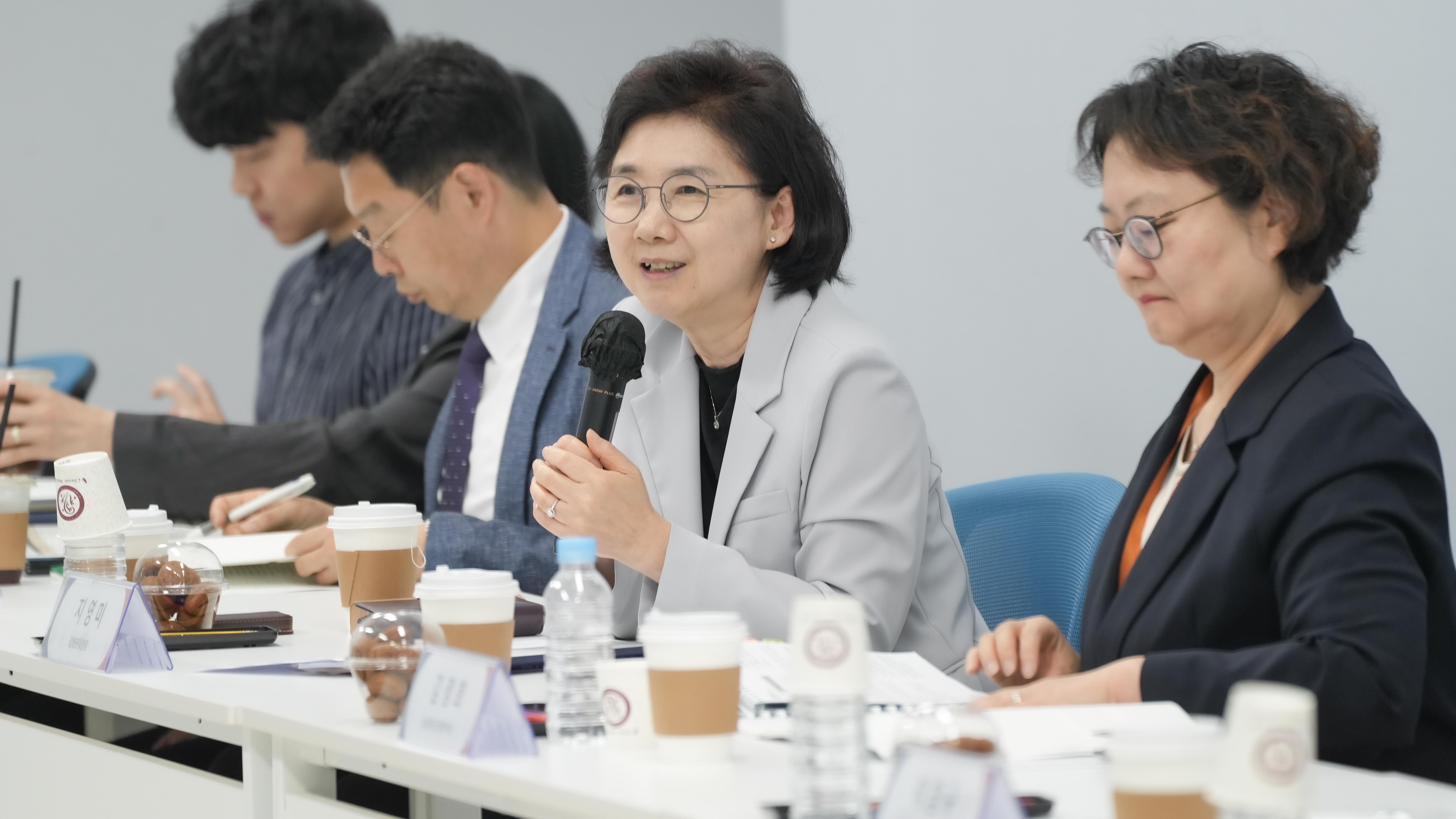 지영미 질병관리청장이 “이번 대책위는 사람과 동물 간 종간전파 사례를 통해 인수공통감염병의 위협이 더 이상 잠재적 위협이 아닌 실제적인 대비·대응 과제임을 확인했다”고 설명하고 있다.